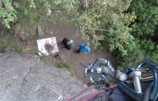 montando por la pared